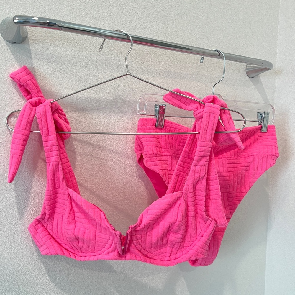 Beach Riot Blair Bikini Top & Highway Bottom Strawberry Size L Like New